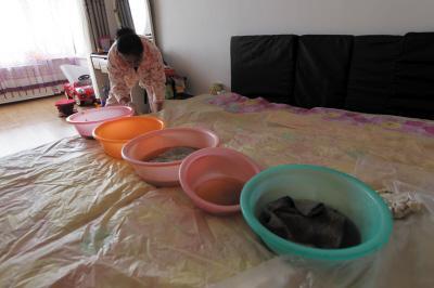 丁青楼上漏水，住户失联，小区没物管，业主维权难！律师来支招……